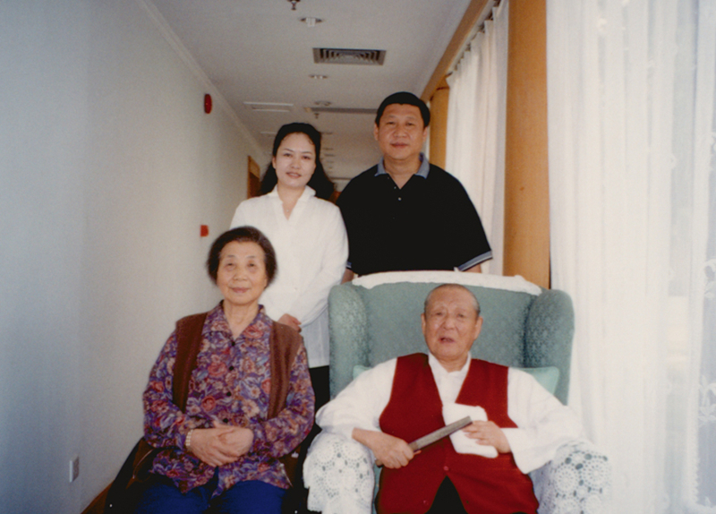 習(xí)近平與夫人彭麗媛同父親習(xí)仲勛、母親齊心的合影。
